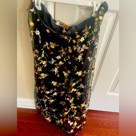 Beautiful tulle skirt with embroidered flowers size Small (26) - Picture 1 of 1